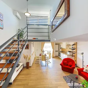 https://perla-castellana.hotels-in-trogir.com