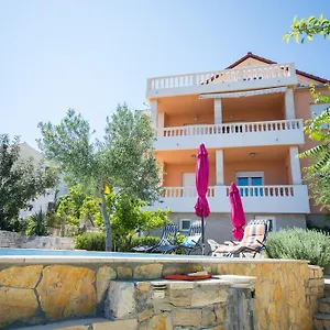 https://apartmani-cubela.hotels-in-trogir.com